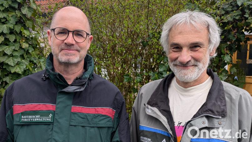 Der neue Förster für Amberg, Freudenberg und Kümmersbruck, Stefan Binner (links), und sein Vorgänger Werner Lang. Bild: Sven Grünert