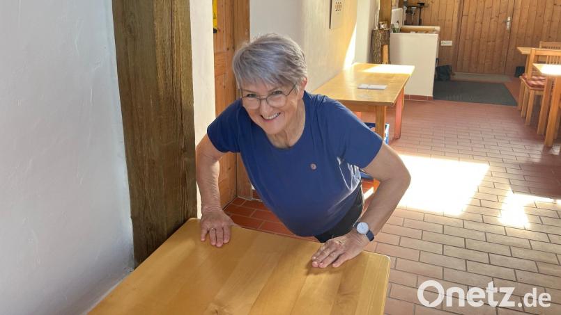 Liegestütz mal anders. Marlene Groitl empfiehlt sich langsam nach unten zu arbeiten. Der Tischliegestütz kräftigt ebenfalls Arme, Schultern und Brust. Bild: ihl
