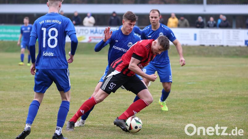 Nico Argauer (rotes Trikot) und der SC Luhe-Wildenau empfangen am Samstag das Schlusslicht Deggendorf. Archivbild: Dieter Jäschke