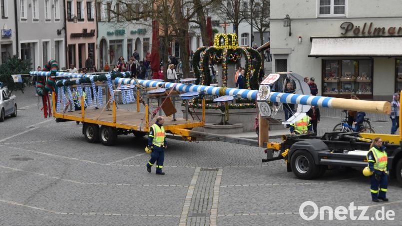 Der Weidener Maibaum soll heuer schon um 7 Uhr morgens auf dem Unteren Markt stehen - aus Sicherheitsgründen. Archivbild: hcz