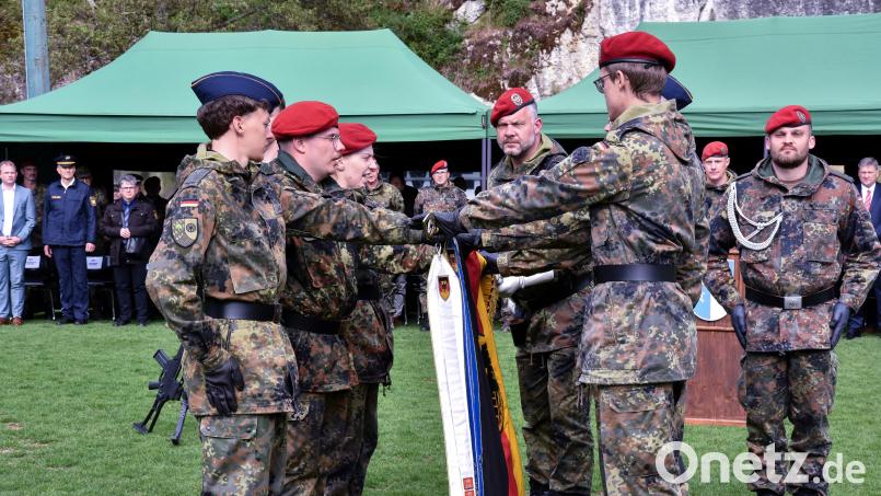 Stellvertretend für alle 25 Rekruten (darunter zwei Frauen) legten sechs von ihnen ihre Hand auf die Truppenfahne und sprachen dazu die Gelöbnisformel. Bild: Stephan Huber