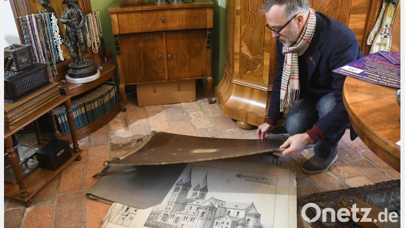 Antiquitätenhändler Georg Strehl hat die Entwürfe zum Bau der Weidener Josefskirche per Zufall in München entdeckt. Bild: Gabi Schönberger