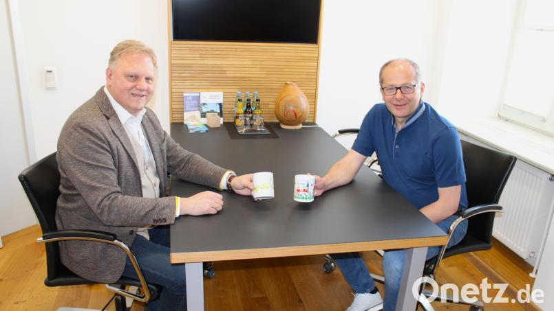 Auch Bürgermeister Roman Schäffler (rechts) und Geschäftsführer Reinhard Herr haben sich ihren Kaffee schon aus einer der bisherigen Kemnath-Sammeltassen schmecken lassen. Archivbild: Carolin Böckl/Stadt Kemnath/exb