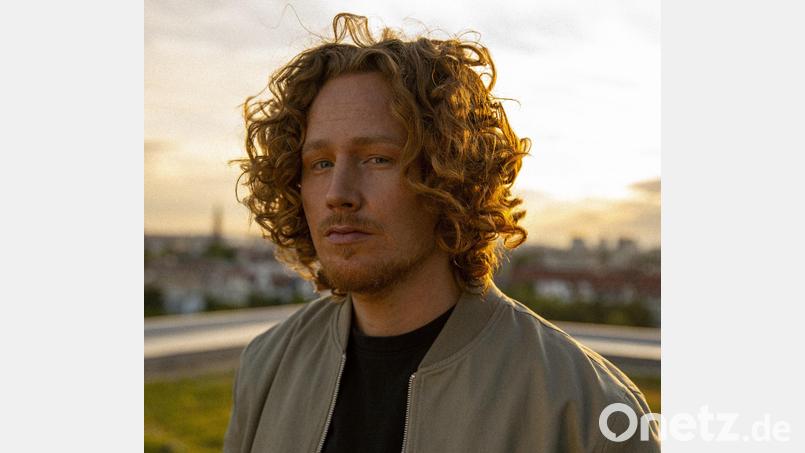 Michael Schulte gibt das Konzert zur Eröffnung der Glasschleif in Marktredwitz. Bild: Leo Müller-Klönne for MIGHTKILLYA/exb