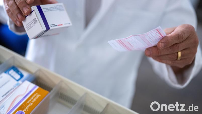 Versuchter Betrug in einer Regensburger Apotheke: Eine aufmerksame Apothekerin entlarvt zwei Münchener mit gefälschten Rezepten. Symbolbild: Monika Skolimowska/dpa