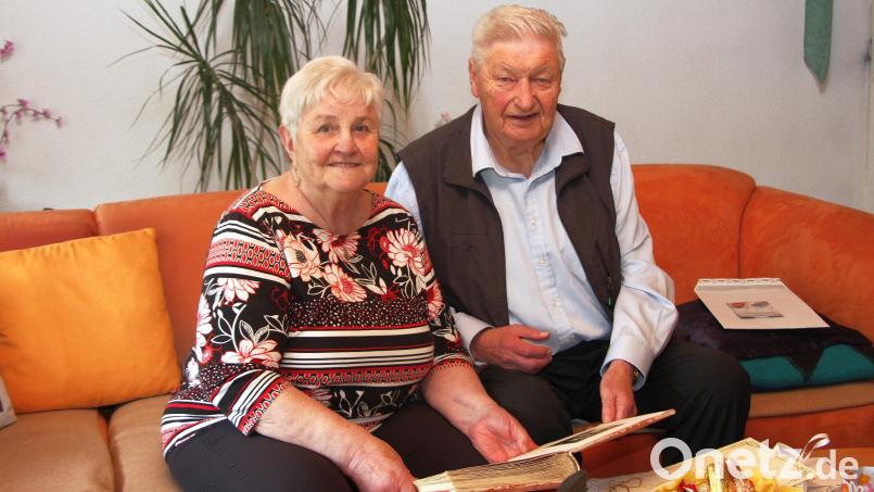 Noch heute blättern Monika und Heinz Leitner gerne im Fotoalbum mit den Bildern vom Theaterstück, bei dem sie sich kennengelernt hatten. Bild: wro