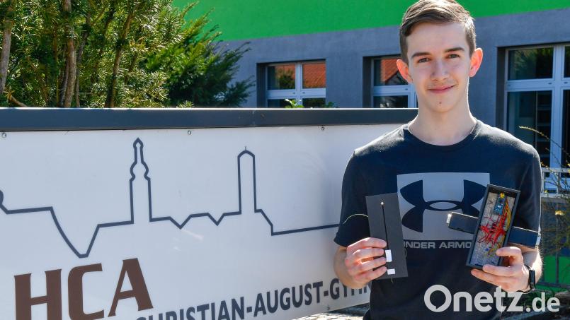 Nicolas Nagelschmidt besucht das Herzog-Christian-August-Gymnasium in Sulzbach-Rosenberg. Stolz präsentiert er seine Erfindung &quot;Audio Interface&quot;. Bild: Petra Hartl