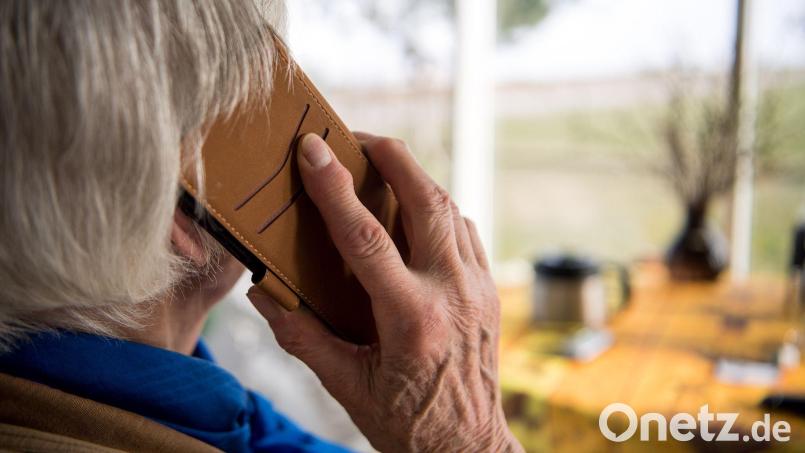 Eine Seniorin – hier ein Symbolbild – wurde in Schwandorf Opfer von Telefonbetrügern. Symbolbild: Sebastian Gollnow/dpa