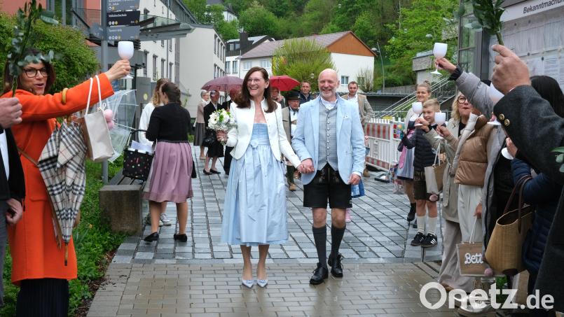 Nach der Trauung lassen die Freunde das Brautpaar Anette Großer und Kurt Mieschala hochleben. Bild: Hirsch