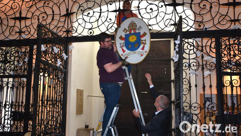 Mesner Dominik Sirtl, Hans Schnur und Stadtpfarrer Dr. Thomas Vogl (von links) packten beim Abbau des Papstwappens an. Bild: Josef Rosner