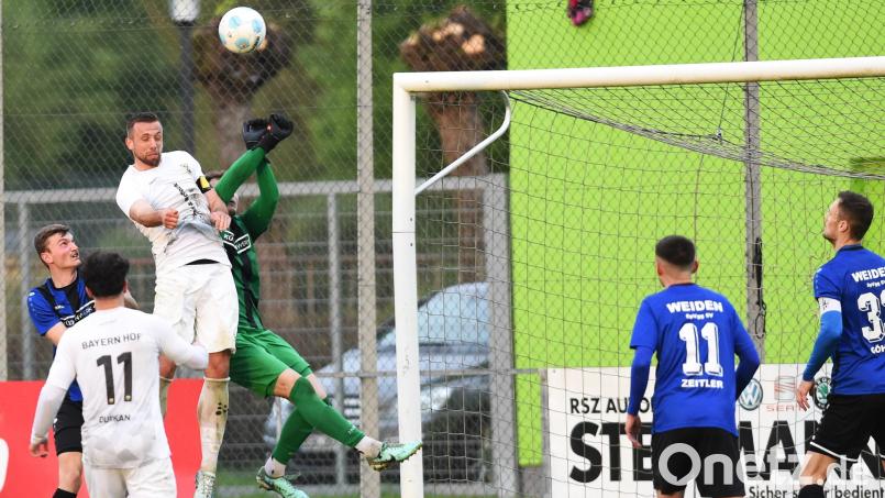 In dieser Szene fällt das 2:1 für Bayern Hof: Weidens Keeper Jannik Schmutzer verschätzt sich, Alexander Seidel nickt dankbar für die Gäste ein. Bild: Büttner