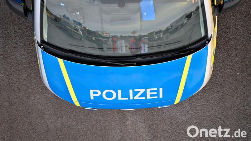 Die Polizei wurde alarmiert, weil sich ein 73-Jähriger unter seinem Auto eingeklemmt hat. Symbolbild: Klaus-Dietmar Gabbert/dpa
