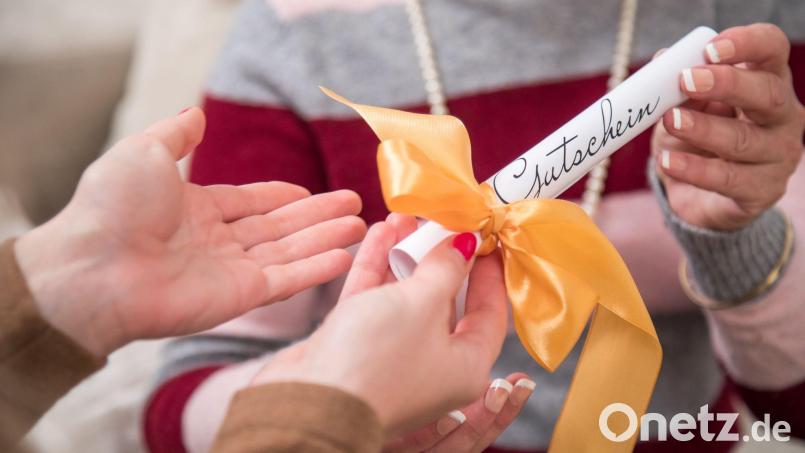 Geschenkgutscheine sind ein beliebtes Präsent. Bild: Christin Klose/dpa-tmn