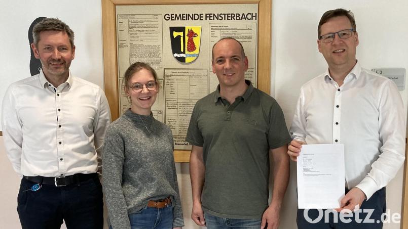Im Fensterbacher Rathaus wurde der Vertrag unterzeichnet. Das Bild zeigt (von rechts) Wolfgang Dumm, Florian Adam, Ina Ebner und Daniel Liegl (von rechts). Bild: Fleißner/exb