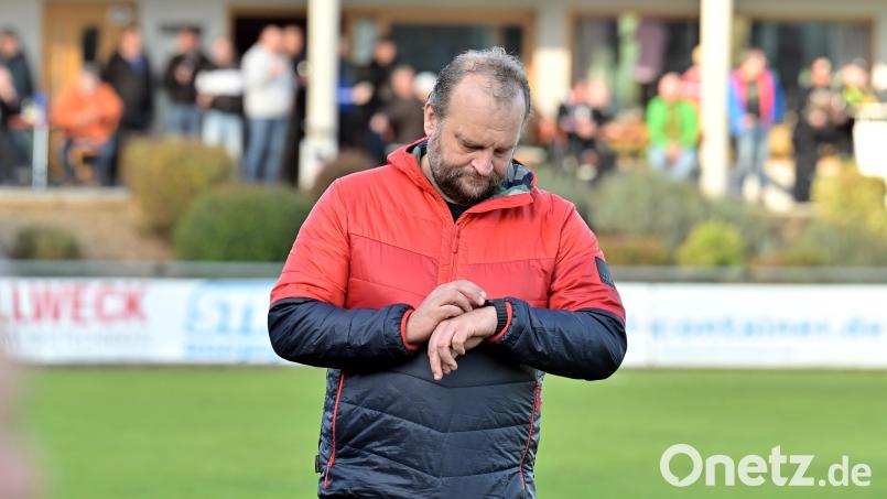 Noch verbleiben drei Spiele, doch Trainer Bernd Scheibel und der 1. FC Rieden haben sich mehr oder weniger schon mit dem zweiten Platz hinter Ursulapoppenricht abgefunden. Archivbild: Hubert Ziegler