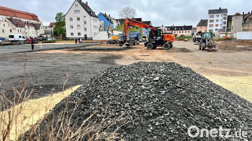 Auf dem ehemaligen Bürgerbräugelände zwischen Hochstraße und Bahnhofstraße laufen die Vorbereitungen für das neue Landesamt für Finanzen. Der Bau der Dienststelle soll nächste Woche beginnen. Bild: Gabi Schönberger
