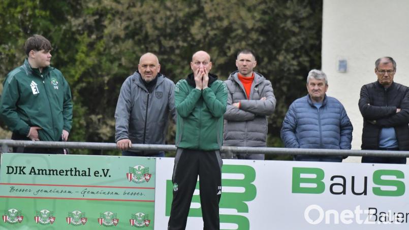 Tobias Rösl (Mitte), der neue Trainer DJK Ammerthal, kann es nicht glauben. Die DJK verlor das wichtige Spiel gegen den TSV Kornburg mit 0:1. Bild: Hubert Ziegler