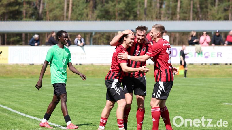 Das Dreigestirn des SC Luhe-Wildenau: David Bezdicka (von links), Nico Argauer und Felix Diermeier kommen derzeit aus dem Jubeln nicht raus. Bild: Dieter Jäschke