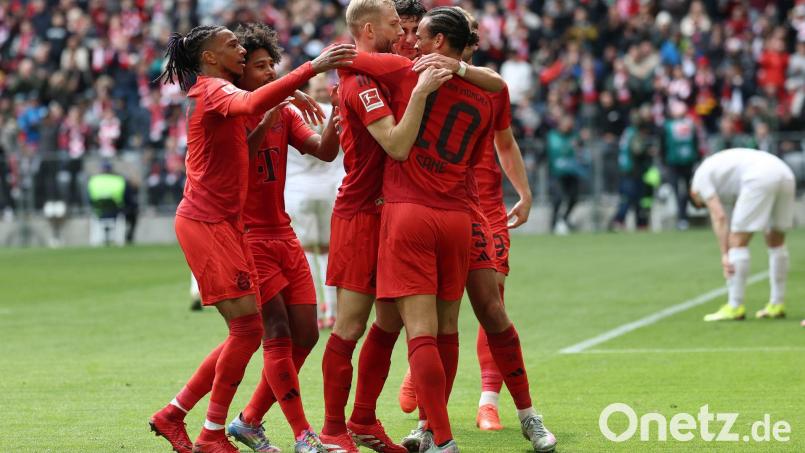 Freude über die Führung von Leroy Sané (r) - der Meister-Jubel ist vertagt. Bild: Daniel Löb/dpa