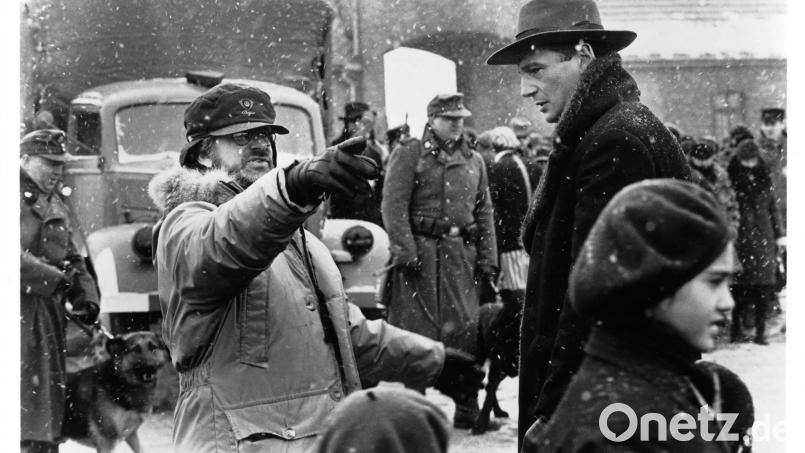 Steven Spielberg (links) gewann mit „Schindlers Liste“ einen Regie-Oscar, Hauptdarsteller Liam Neeson (rechts) bekam die Trophäe als „Bester Hauptdarsteller“. Bild: Universal Pictures