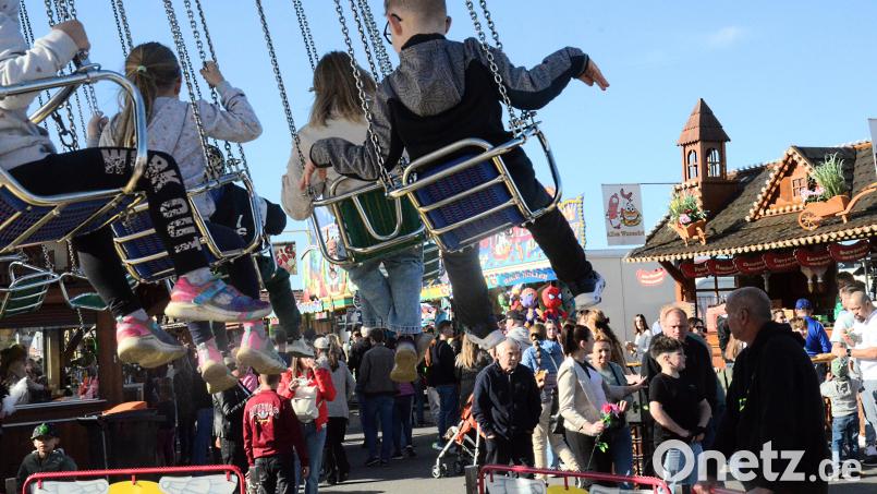 Kettenkarussell: Immer wieder ein Spaß für die Kinder. Am 87. Weidener Frühlingsfest ist es gut besucht. Bild: Kunz