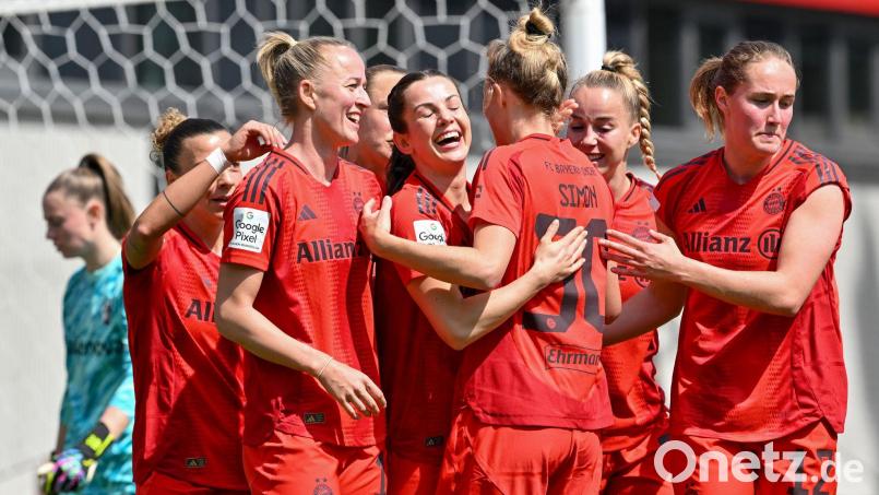 Jubelt und trifft: Torjägerin Lea Schüller (2.v.l.) Bild: Peter Kneffel/dpa