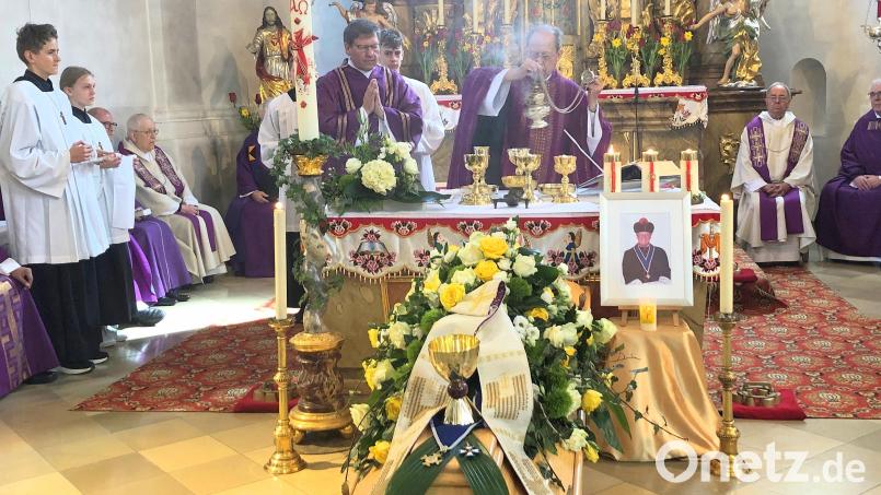 Während der Trauerfeier in Ebnath war Harald Scharf in einem mit Blumen und Kerzen geschmückten Sarg in der Kirche aufgebahrt. Daneben stand ein Foto, das an den Verstorbenen erinnerte. Bild: wro