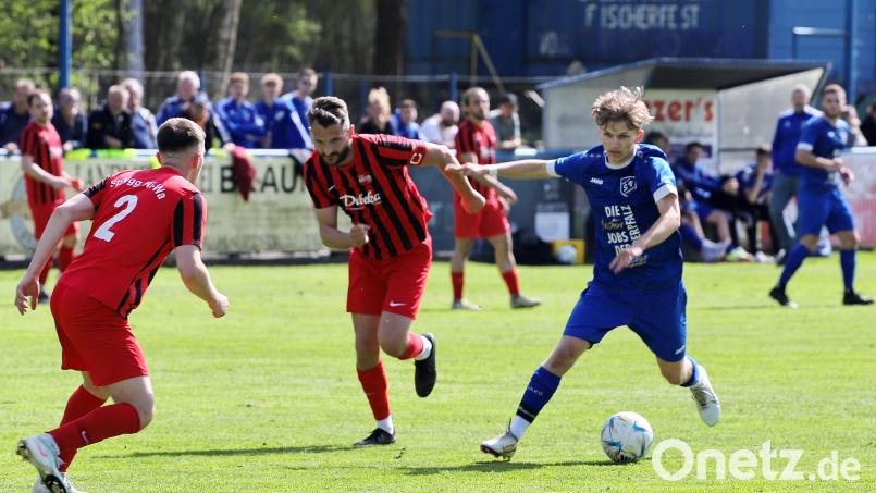 Bastian Schreml (rechts) brachte beim SV Etzenricht frischen Schwung als Joker. Der SVE siegte gegen Willmering/Waffenbrunn mit 4:0 und steht kurz vor der Meisterschaft und dem Aufstieg in die Landesliga. Bild: war
