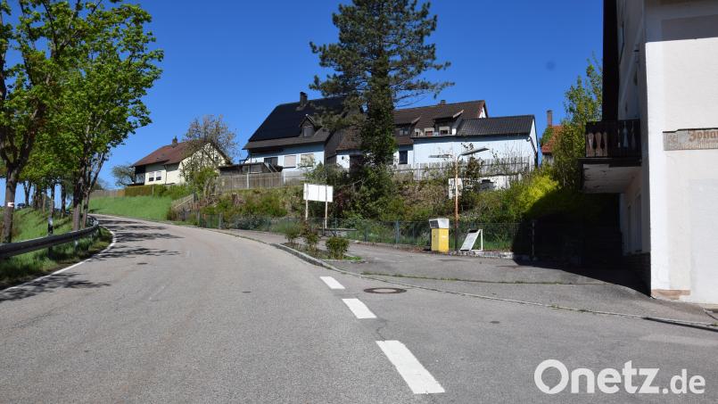 Beginnend bei der ehemaligen Tankstelle könnte rechtsseitig der Staatsstraße St 2181 ein Gehweg nach Lennesrieth zur Bushaltestelle ohne Querung der Staatsstraße angelegt werden. Allerdings müsste unter anderem eine Mauer errichtet werden, um den Hang zu stützen. Bild: fla