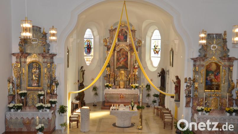 Die Roggensteiner sind am &quot;Weißen Sonntag&quot; wieder in ihre grundlegend renovierte Pfarrkirche St. Erhard eingezogen. Am Hochaltar ist der Patron, der Heilige Erhard von Regensburg, zu sehen. Bild: dob