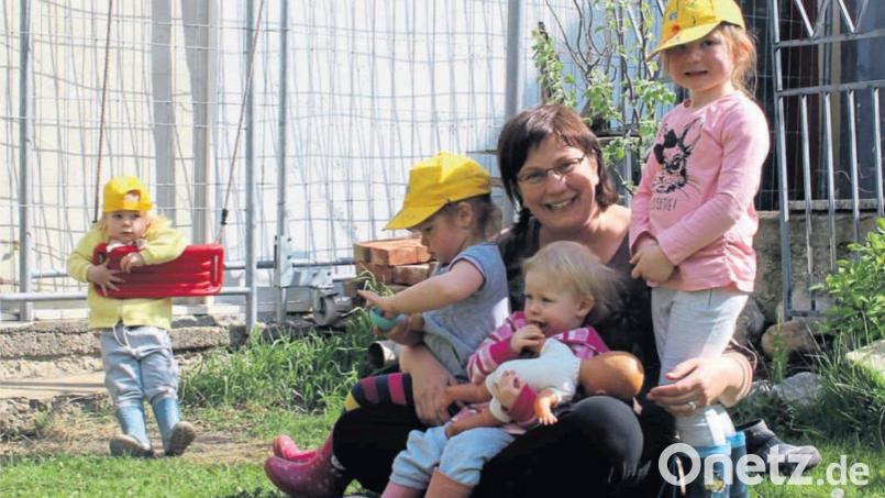 Tagesmutter Anke Schmietendorf umarmt ihre Schützlinge. Mit so viel Liebe, als ob es ihre eigenen Kinder wären. Die Kinder auf diesem Archivbild sind mittlerweile schon etwas älter. Archivbild: dwi
