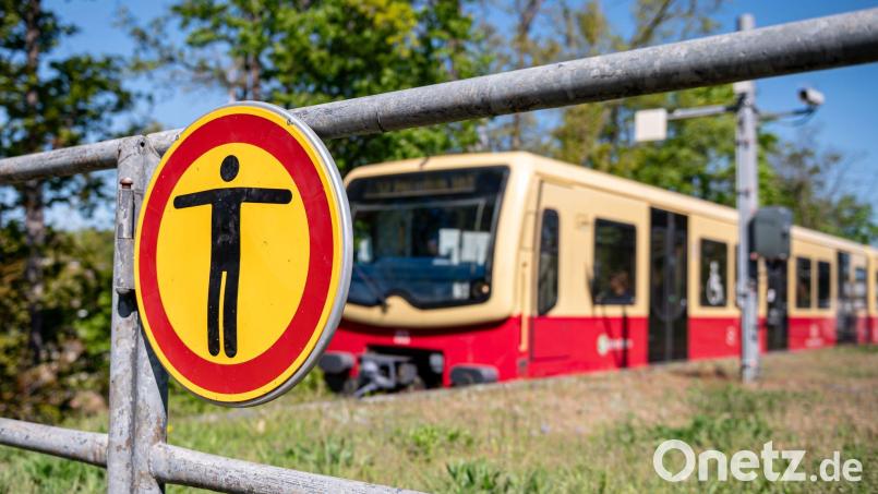 Zwei Menschen kamen beim Surfen auf einer S-Bahn ums Leben. Bild: Fabian Sommer/dpa