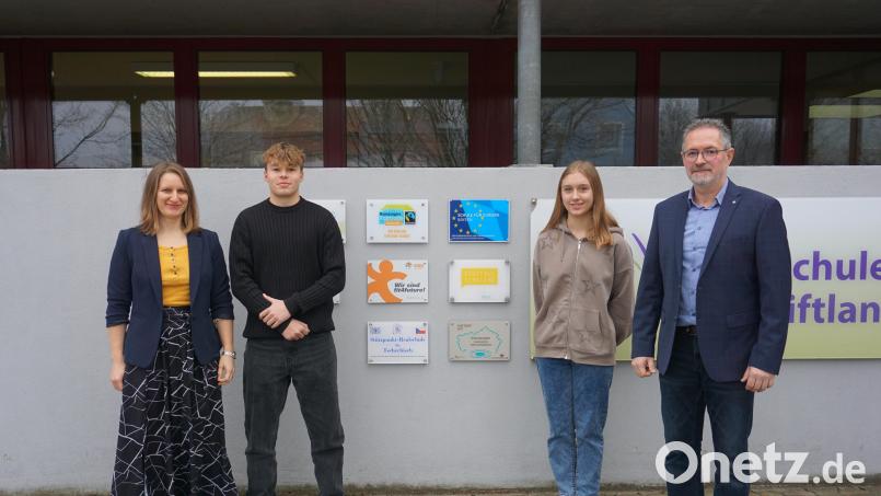 Schulleiter Stephan Drexler (rechts), Tschechischlehrkraft Dana Fialova (links) und zwei Schüler der Talentklassen, Robin Baumgärtner (10. Klasse) und Anna Zwerenz (9. Klasse), sind vom Wert des bilingualen Angebots überzeugt. Bild: jeb