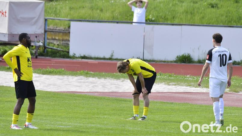 Restlos bedient sind Banding Jawara (links) und Noah Majdic (Mitte) vom FC Amberg hinsichtlich der 1:7- Heimniederlage gegen den ASV Burglengenfeld. Bild: Hubert Ziegler