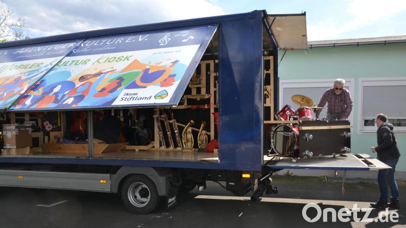 Musiklehrer Markus Werner (rechts) und Günter Göhl zeigen auf dem Parkplatz beim Kreisjugendamt in Tirschenreuth, wie schnell Instrumente aus dem mobilen Kultur-Kiosk aus- und wieder eingeladen werden können. Bild: tss