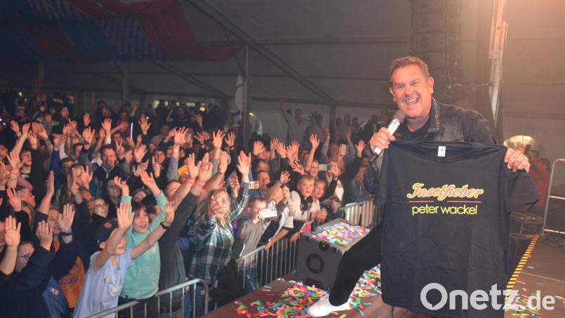 Mallorca-Star Peter Wackel sorgte am Freitagabend für Stimmung im Festzelt und verbreitete Ballermann-Feeling. Bild: jr