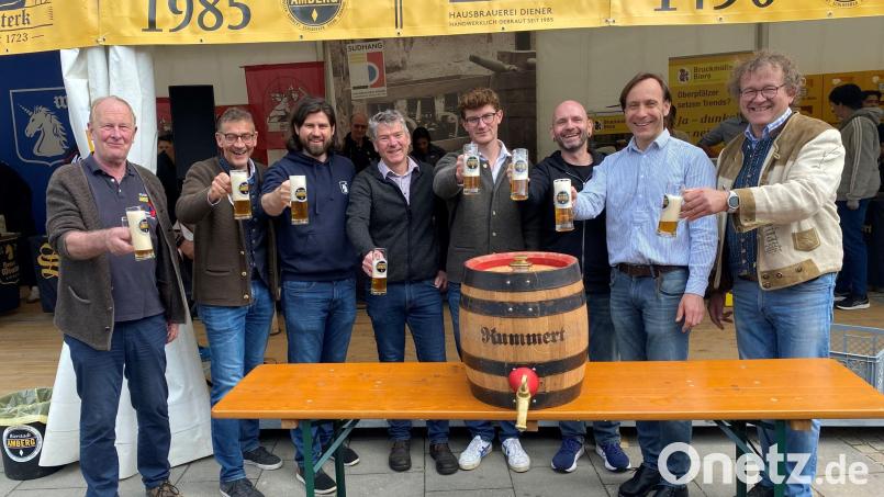 Nach dem erfolgreichen Fassanstich stießen die Organisatoren des Bierfestes an. Von links: Arno Diener (Sudhang Hausbrauerei), Reiner Volkert (Kulturamtsleiter), Maximilian Winkler (Brauerei Winkler), Anton Bruckmüller (Brauerei Bruckmüller), Xaver Bruckmüller (Juniorchef Brauerei Bruckmüller), Dirk Scheffel (Schloderer Bräu), Franz Kummert (Brauerei Kummert) und Martin Sterk (Brauerei Sterk, Raigering). Bild: gsp
