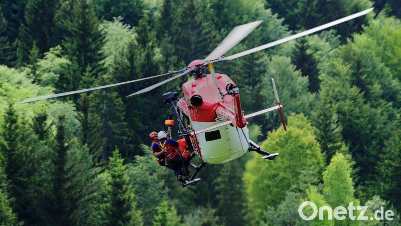 Einsatzkräfte der Bergwacht flogen mit einem Hubschrauber zur Unglücksstelle bei Wunsiedel. Symbolbild: ads