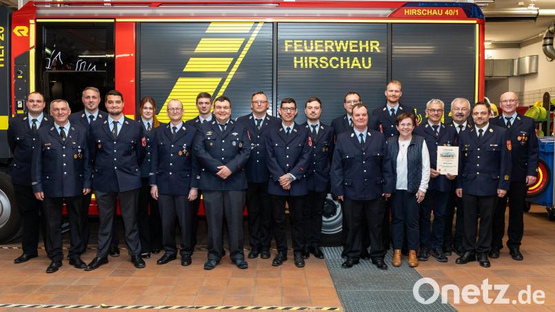 Bei der Jahreshauptversammlung der Freiwilligen Feuerwehr wurden eine Reihe von Feuerwehrleuten befördert bzw. für ihre Dienste geehrt. Von links: 1. Vorstand Nico Schuminetz, Ehrenvorstand Michael Schuminetz, 1. Kommandant Sebastian Jasinsky,Christian Kraus (10 Jahre, Oberfeuerwehrmann), Marina Schlaffer (10 Jahre), Jürgen Scheffmann (50 Jahre), Patrick Groher (Löschmeister), Johannes Bäumler (10 Jahre), Markus Tomala (Hauptfeuerwehrmann), Mario Gärtner (Oberfeuerwehrmann), Bernhard Meyer (20 Jahre), Stefan Fehlner (20 Jahre), stellvertretende Kommandanten Daniel Braerley und Christoph Erras, 2. Bürgermeisterin Bärbel Birner, Günther Heidl (50 Jahre), Ehren-Kreisbrandrat Fredi Weiß, Kreisbrandinspektor Michael Iberer und 2. Vorstand Thomas Maier. Bild: Maier Tom