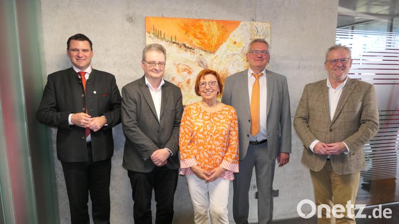 Sie freuen sich über eine gelungene Ausstellungseröffnung: Landrat Thomas Ebeling, ZMS-Verbandsdirektor Thomas Knoll, die Künstlerin Irene Duscher, Stadtpfarrer Christian Kalis sowie Schwandorfs Oberbürgermeister Andreas Feller (von links). Bild: Stefan Karl/exb