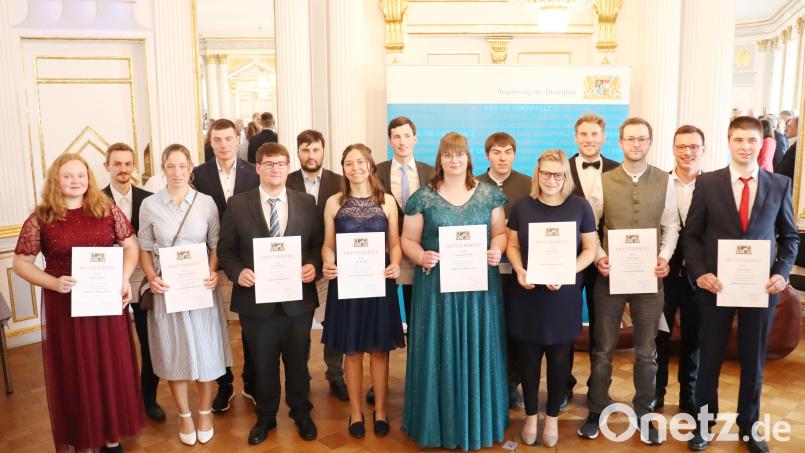 Unter den Absolventen Gruppenbild der landwirtschaftlichen Meisterausbildung waren auch fünf Landwirtschaftsmeister aus dem Landkreis Neustadt/WN. Bild: Regierung der Oberpfalz/Stühlinger-Weinhändler, exb