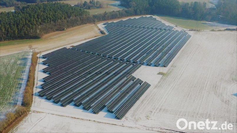 Diese Luftaufnahme zeigt den bestehenden Solarpark von Greenovative in Haag. Der Solarpark Staudenfeld soll das zweite Projekt der Firma im Gemeindegebiet von Ursensollen werden. Bild: Franziska Landshammer/Firma  Greenovative