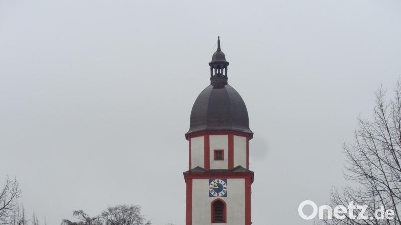 Da fehlt doch was – seit 3. Januar 2021. Wann und ob der Winklarner Kirchturm wieder seine Wetterfahne bekommt, ist so ungewiss wie Anfang Januar 2021, als sie aus Sicherheitsgründen abgenommen werden muss. Archivbild: amö