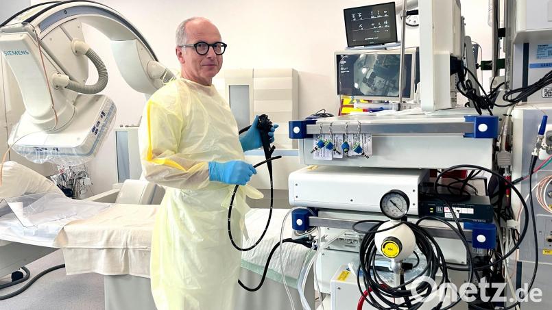 Dr. Alexander Horn bereitet sich auf eine Spiegelung vor. Bild: Gabi Schönberger