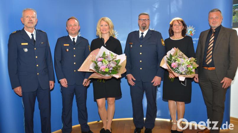 Polizeipräsident Thomas Schöniger verabschiedete Polizeioberkommissar Dominik Plank (mit Ehefrau Ramona) und führte Polizeihauptkommissar Wolfgang Achtert (mit Ehefrau Katharina) in sein Amt ein. Dazu gratulierte Personalratsvorsitzender Christian Kiener (von links). Bild: dob