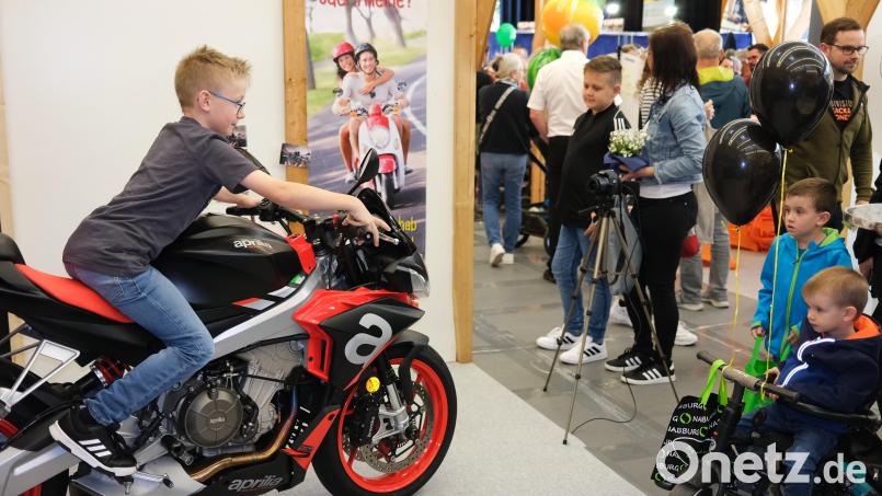 Schon einmal Probesitzen darf der angehende Motorradfan bei der Schwarzachtalmesse in Neunburg vorm Wald. Bild: Hirsch