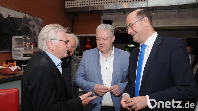 Finanzminister Albert Füracker (rechts) sprach beim &quot;Forum der Begegnung&quot; im Capitol auch kurz mit Manager Karl Reyzl (links) und Landrat Richard Reisinger über die Altlastenvereinbarung zwischen Freistaat und MH. Bild: Joachim Gebhardt [ge] (Lurchi.sulzbach@t-online.de)