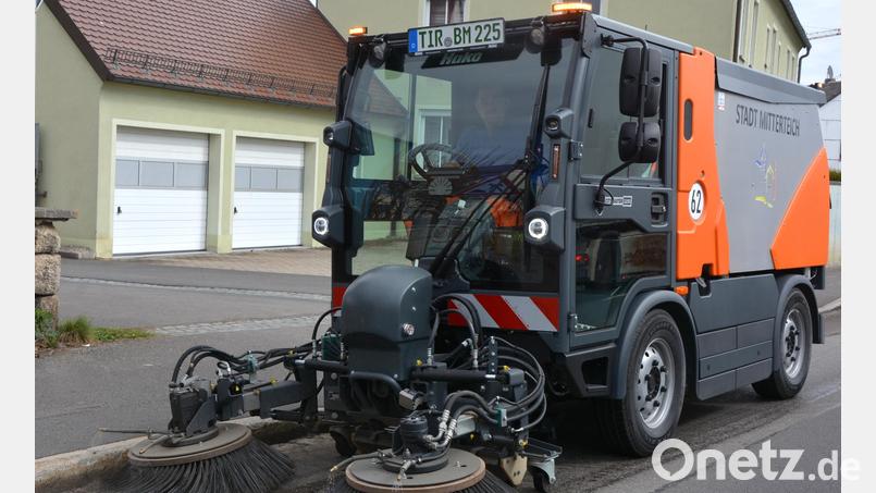 Schon im Einsatz ist die neue Kehrmaschine der Stadt Mitterteich, wie hier in der Marktredwitzer Straße. Mit dem wendigen Fahrzeug hofft die Stadt auf eine Verbesserung der Sauberkeit auf Straßen und Gehwegen. Bild: jr