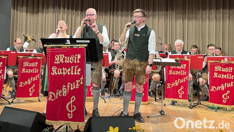 Sophia Weber, (von links) Max Ficker und Dirigent Jonas Schreml sorgten mit ihren Gesangseinlagen für besondere musikalische Momente. Bild: mor
