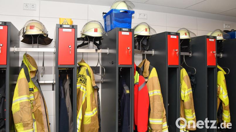 Endlich haben die Feuerwehrleute in der Amberger Wache neue, moderne Umkleiden, die auch die saubere Trennung von privater und verschmutzter Einsatzkleidung erlauben. Bild: Petra Hartl